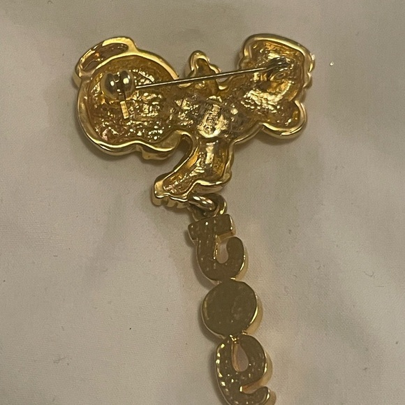 Vintage 80s Precious Moments Joy Christmas brooch. Gold tone pink rhinestone. - Picture 3 of 4